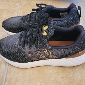 Adidas womens size 10 leopard print